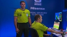 Kontroverzné gesto symbolizujúce nadradenosť bielej rasy na MS? FIFA stojí za rozhodcom Evansom