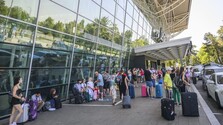 Namiesto na pláži strávili hodiny na letisku. Porucha lietadla a zrušený let spôsobil cestujúcim nepríjemnosti