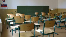 Pracovníci v školstve si od vlani platovo prilepšili, pravidelné zvyšovanie však stále chýba