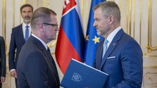 Prezident Pellegrini vymenoval nových veľvyslancov. Medzi nimi aj opozíciou kritizovaných P. Kmeca a M. Radačovského