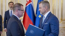 Prezident Pellegrini vymenoval nových veľvyslancov. Medzi nimi aj opozíciou kritizovaných P. Kmeca a M. Radačovského