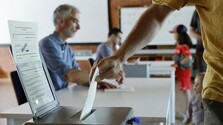 Švajčiari odmietli obmedzovanie počtu obyvateľov v krajine. Uvádzajú to predbežné výsledky referenda