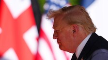 Trump vníma dohodu s Iránom ako diplomatický úspech. The Guardian upozorňuje na kľúčové otázky