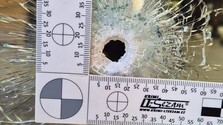 V Trenčíne na čerpacej stanici neznámy páchateľ vystrelil do vchodových dverí. Polícia po ňom intenzívne pátra
