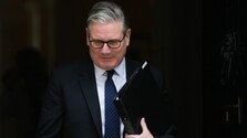 Keir Starmer oznámil, že končí ako britský premiér aj líder Labouristickej strany