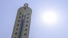 Meteorológovia varujú pred horúčavami na západe Slovenska, v niektorých okresoch hlásia výstrahy druhého stupňa