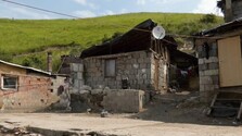 Mimoriadnu situáciu odvolali, kríza sa však neskončila: Po požiari v osade na Spiši rodiny stále bývajú v unimobunkách
