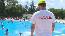 Prvý tropický víkend prilákal davy, kúpaliská aj jazerá po celom Slovensku praskali vo švíkoch