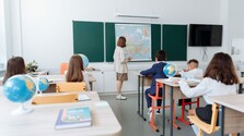 Rakúsko zavádza povinnú letnú školu. Ak tam rodičia dieťa nepošlú, hrozí im pokuta