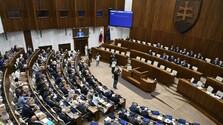 Sledujte NAŽIVO: Poslanci začali rokovať o návrhu na vyslovenie dôvery vláde