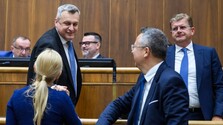 Vláda sľubuje, že v štátnom rozpočte na budúci rok bude myslieť na ľudí. Opozícia sa obáva o miliardy eur