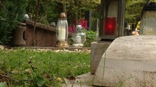 Zneužívajú najzraniteľnejšiu chvíľu: Podvodníci zarábajú na pohreboch, od pozostalých pýtajú peniaze