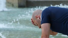 Horúčavy neutíchnu ani v nedeľu, SHMÚ vydal výstrahy tretieho stupňa pre viacero krajov