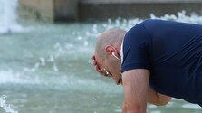 Horúčavy neutíchnu ani v nedeľu, SHMÚ vydal výstrahy tretieho stupňa pre viacero krajov