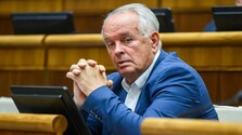 J. Krišanda a Z. Čambal do parlamentu nenastúpia. Kto nahradí M. Radačovského na poste poslanca?