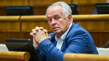 J. Krišanda a Z. Čambal do parlamentu nenastúpia. Kto nahradí M. Radačovského na poste poslanca?