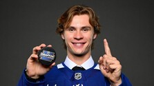 Jednotkou draftu NHL sa stal Kanaďan McKenna, siahlo po ňom Toronto. Prvé kolo bolo bez Slovákov