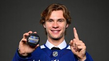 Jednotkou draftu NHL sa stal Kanaďan McKenna, siahlo po ňom Toronto. Prvé kolo bolo bez Slovákov