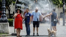 Meteorológovia varujú pred horúčavami takmer na celom Slovensku. V Bratislave padol v noci teplotný rekord