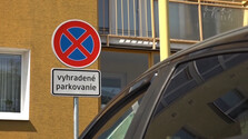 Pani Miriam sa stará o ťažko chorú mamu. Poplatok za vyhradené parkovanie je pre ňu veľkou záťažou, kritizujú ho viacerí