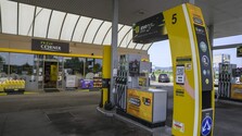 Po mesiacoch zdražovania, ceny palív na Slovensku naďalej klesajú. Viaceré krajiny rušia mimoriadne opatrenia