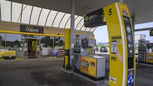 Po mesiacoch zdražovania, ceny palív na Slovensku naďalej klesajú. Viaceré krajiny rušia mimoriadne opatrenia