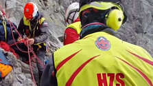 Turistka bez istenia a oprávnenia pod Gerlachom spadla a stratila vedomie, ohrozila aj horského vodcu s klientami