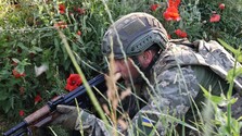 Ukrajinská armáda je unavená a bojuje s dezerciami vojakov, píše Financial Times. Ako tomu chce Kyjev zabrániť?