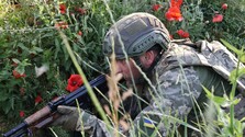 Ukrajinská armáda je unavená a bojuje s dezerciami vojakov, píše Financial Times. Ako tomu chce Kyjev zabrániť?