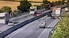 Video: Vodič pri Trnave v plnej rýchlosti vrazil do vozidla cestárov