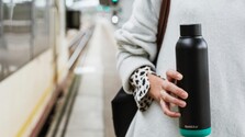 Viedenské letisko výrazne mení obmedzenie na tekutiny, na palubu si budete môcť vziať viac než 100 mililitrov