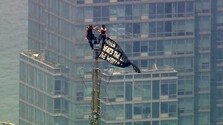 Dvaja ľudia sa bez povolenia vyšplhali na Empire State Building. Rozprestreli tam vlajku s mierovým posolstvom
