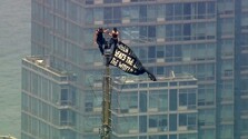 Dvaja ľudia sa bez povolenia vyšplhali na Empire State Building. Rozprestreli tam vlajku s mierovým posolstvom