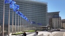Európania vidia budúcnosť pesimisticky, no EÚ považujú za stabilné miesto, odhalil Eurobarometer