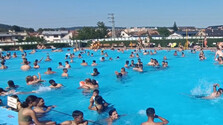Hluk, neporiadok, močenie do bazéna: Situácia na kúpalisku v Spišskej Novej Vsi je neúnosná. Radnica chystá opatrenia