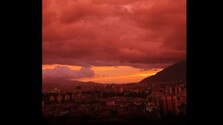 Nebo nad Caracasom vo Venezuele sa zahalilo do červenej hmly, ľudí obloha znepokojila