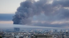 Ukrajina zasiahla jednu z najväčších ruských rafinérií. Pri útoku podľa úradov zahynul civilista