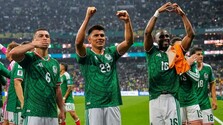 VIDEO: Veľká radosť na Aztéckom štadióne. Domáci Mexičania proti Ekvádoru neinkasovali a postúpili do osemfinále MS