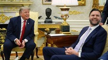 Trump je pre Američanov heroínom v strede sociálnej krízy: Americký magazín zverejnil kritickú esej J. D. Vancea