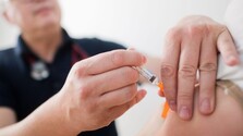 V lekárňach by sa mohlo dať zaočkovať proti chrípke už v decembri. Začínajú sa školiť prví lekárnici