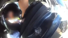 VIDEO: Akcia, pri ktorej rozhodovali minúty. Policajti zachránili polročné bábätko z uzamknutého auta
