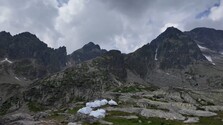 Vrecia s odpadom pri Téryho chate vyvolali spor. Starý a nový nájomca si prehadzujú zodpovednosť za ich odstránenie