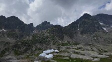 Vrecia s odpadom pri Téryho chate vyvolali spor. Starý a nový nájomca si prehadzujú zodpovednosť za ich odstránenie