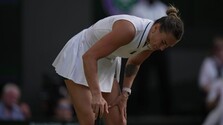 Wimbledon prišiel o svetovú jednotku: Osaková vyradila Sabalenkovú bez straty setu