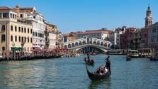 Za jednodňovú návštevu Benátok môžu turisti zaplatiť až 50 eur. Takto vysoký poplatok nebude platiť každý