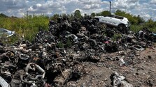 Areál plný starých karosérií a motorov: V Komárne stojí nelegálne autovrakovisko, jeho majiteľ je „známa firma“