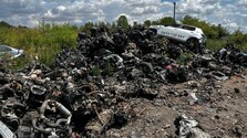 Areál plný starých karosérií a motorov: V Komárne stojí nelegálne autovrakovisko, jeho majiteľ je „známa firma“