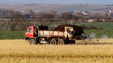 Ceny hnojív opäť rastú. EÚ schválila mimoriadnu pomoc, Slovensko môže získať milióny eur