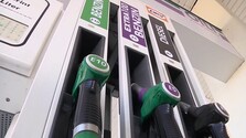 Ceny nafty a benzínu opäť vzrástli. Môže to ovplyvniť aj cestovanie Slovákov k moru