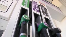Ceny nafty a benzínu opäť vzrástli. Môže to ovplyvniť aj cestovanie Slovákov k moru